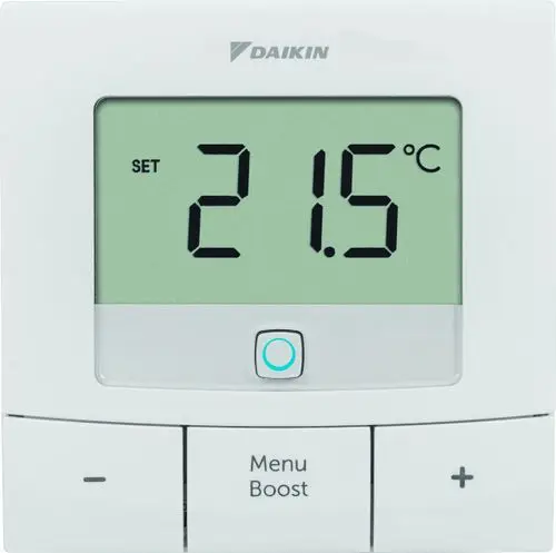 Weißes Raumbediengerät von Daikin mit digitalem Display. Temperaturanzeige zeigt 21,5 °C, darunter Tasten für Menü und Boost-Funktion.